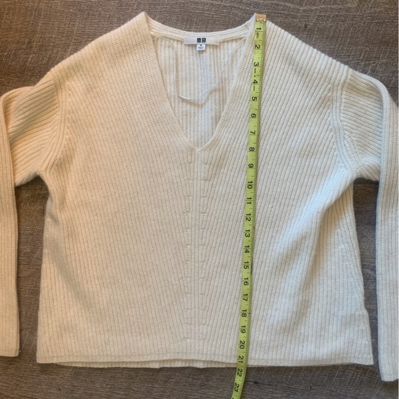 NWOT Uniqlo Cream Ribbed Sweater V-neck Longsleeves Size M - Picture 6 of 6